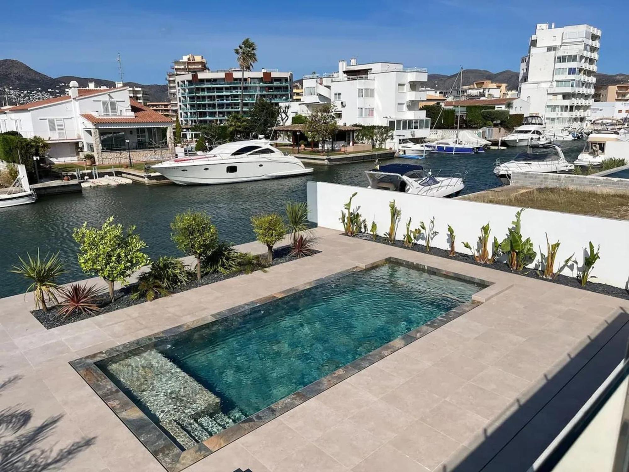 Elegant In + Pool Villa *